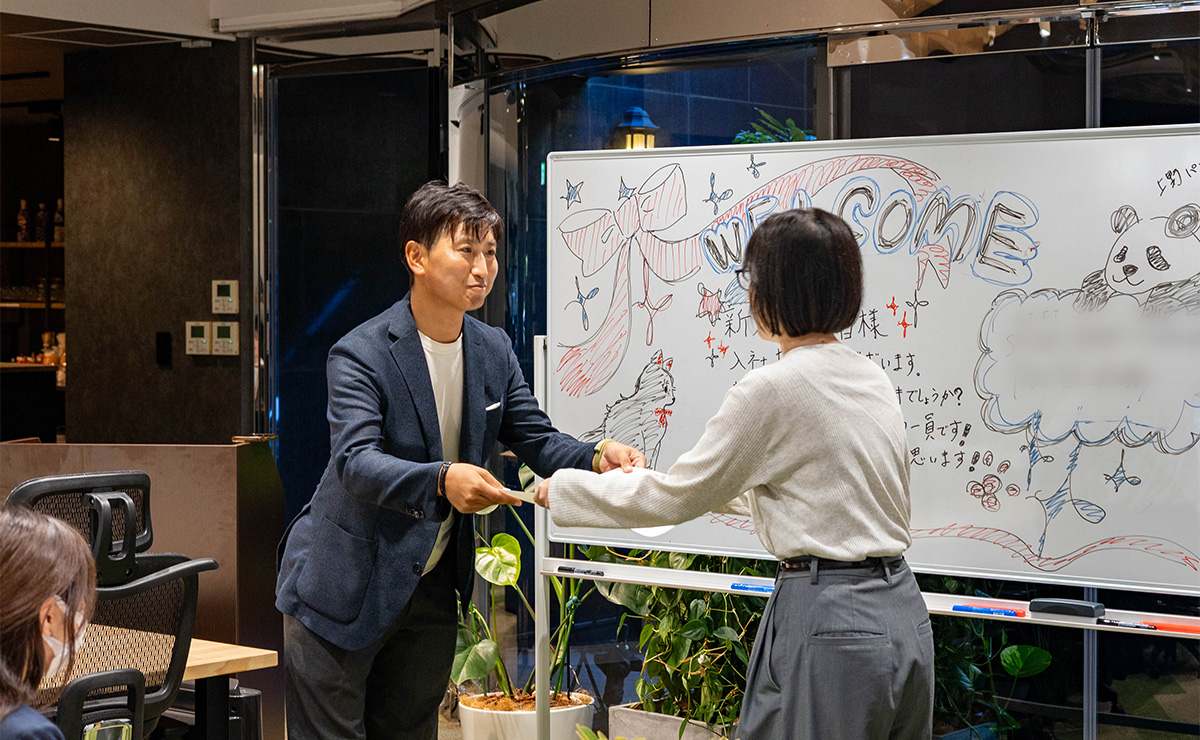 内定証書を手渡しする執行役員の佐田